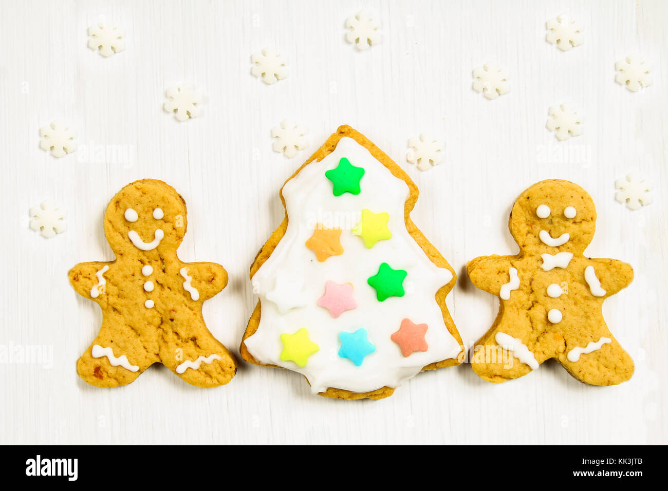 Lebkuchen Männer Freunde am Weihnachtsbaum auf einem weißen Tisch Stockfoto