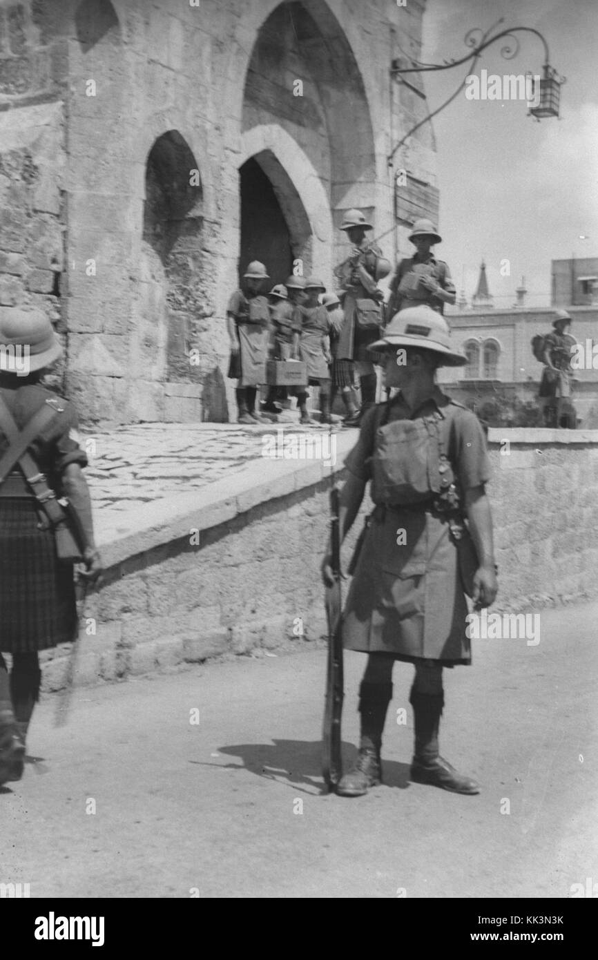 Bewaffneten britischen Soldaten patrouillieren außerhalb der Zitadelle (Davids Turm) IN DER ALTSTADT VON JERUSALEM WÄHREND DER ARABISCHEN Ausschreitungen gegen Juden unter THD 221 005 Stockfoto