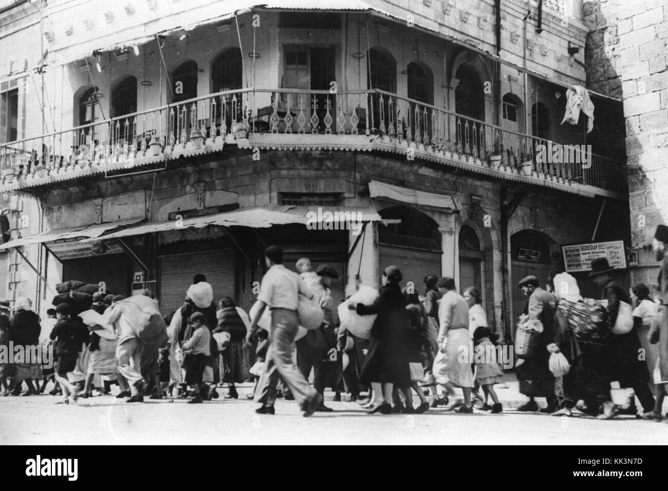 Britische Soldaten ESCORT JUDEN EVAKUIERT VOM JÜDISCHEN VIERTEL DER ALTSTADT VON JERUSALEM IN DIE NEUE STADT IN DER ARABISCHEN Ausschreitungen gegen Juden irgendwann D220 071 Stockfoto