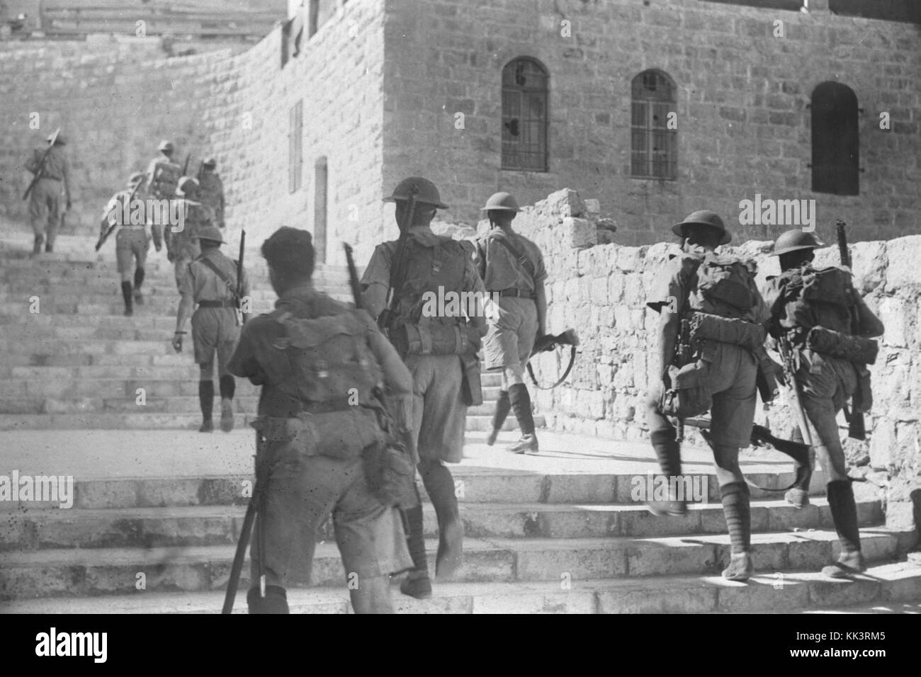 Bewaffnete britische Soldaten GEBEN SIE DIE ALTSTADT VON JERUSALEM EINE AUSGANGSSPERRE AUF DIE BEWOHNER FOLGENDEN arabischen Ausschreitungen gegen Juden WÄHREND DES BRITISCHEN MANDD 222 026 ZU VERHÄNGEN Stockfoto