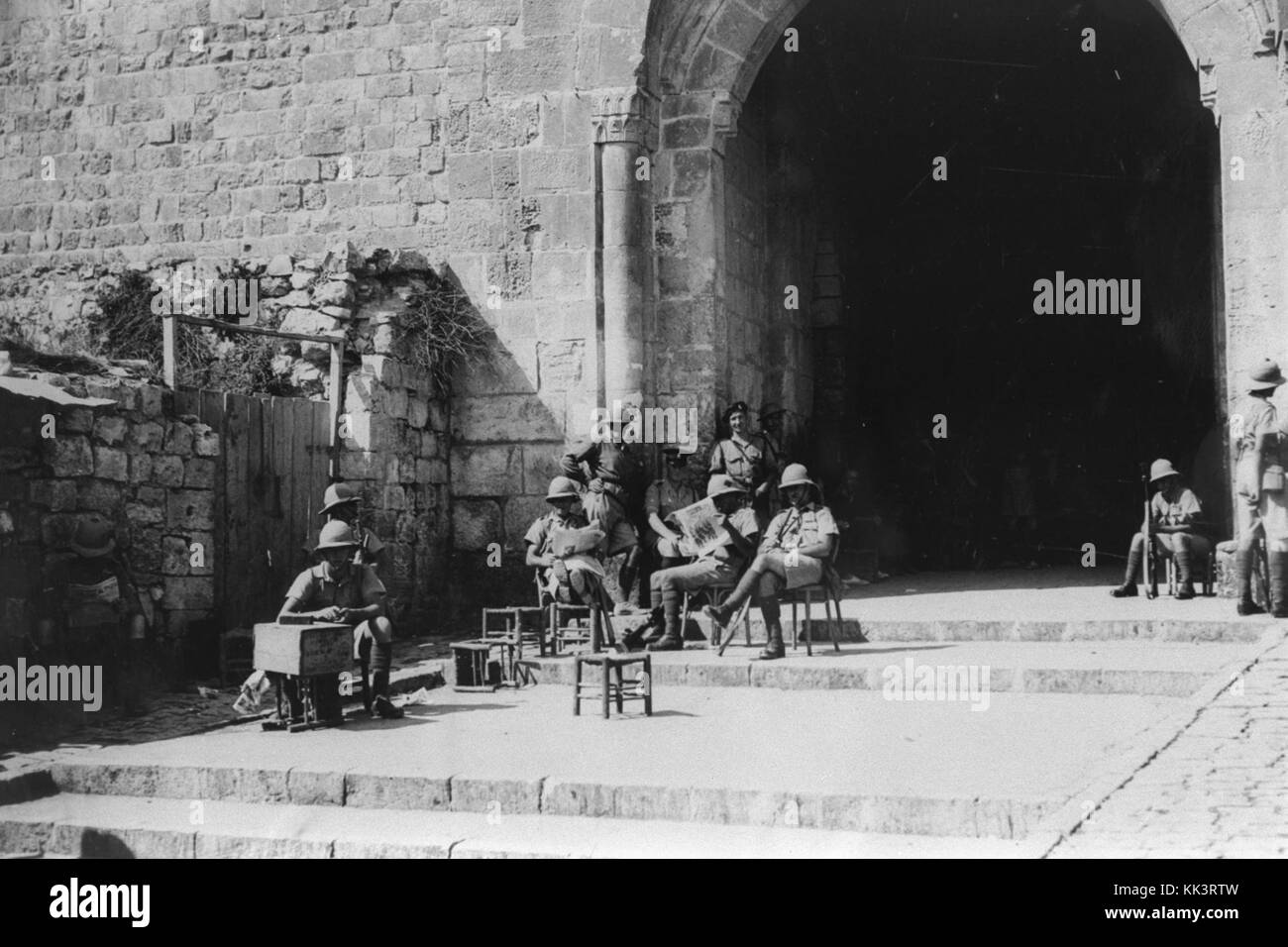 Britische Soldaten, ENTSPANNEN SIE SICH IN DER PLAZA AUSSERHALB VON DAMASKUS TOR NACH DER AUFHEBUNG DER SCHLIESSUNG DER ALTEN STADT JERUSALEM während der arabischen Unruhen 221 015 AGD Stockfoto