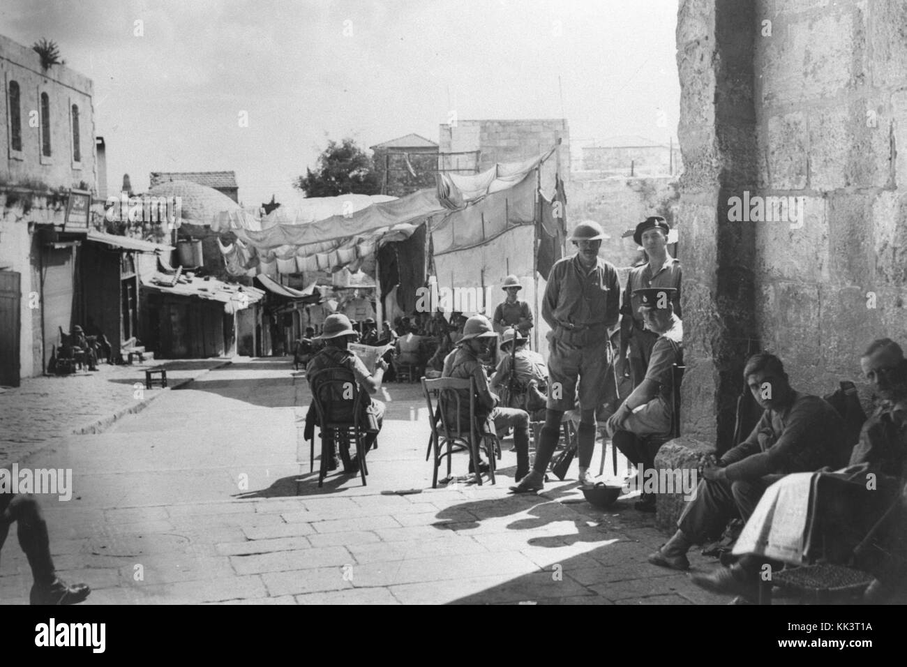 Dieses Bild zeigt britische Soldaten auf dem platz vor dem Damaskus-Tor in Jerusalem nach der Aufhebung einer Ausgangssperre, die während arabischer Unruhen gegen Juden verhängt wurde. Der historische Kontext ist während der Spannungen in Palästina Mitte des 20. Jahrhunderts gesetzt. Stockfoto