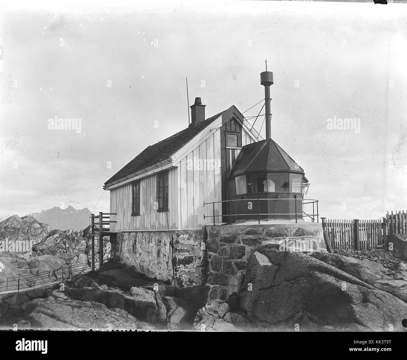 „Fyrlampe S 1602U4 1 07“ bezieht sich auf eine historische Illustration eines Leuchtturms (Fyr) und einer Küstenszene (Kyst), möglicherweise aus einem maritimen oder historischen Lehrbuch, das die vergangene Ära der Schifffahrt und des Seefahrtslebens erfasst. Stockfoto