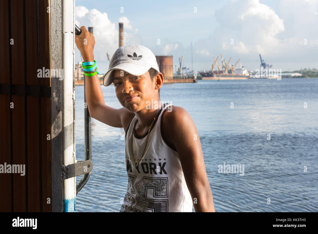 Kleinen kubanischen Jungen, Porträt auf ein pendler Fähre in Havanna, Kuba Stockfoto