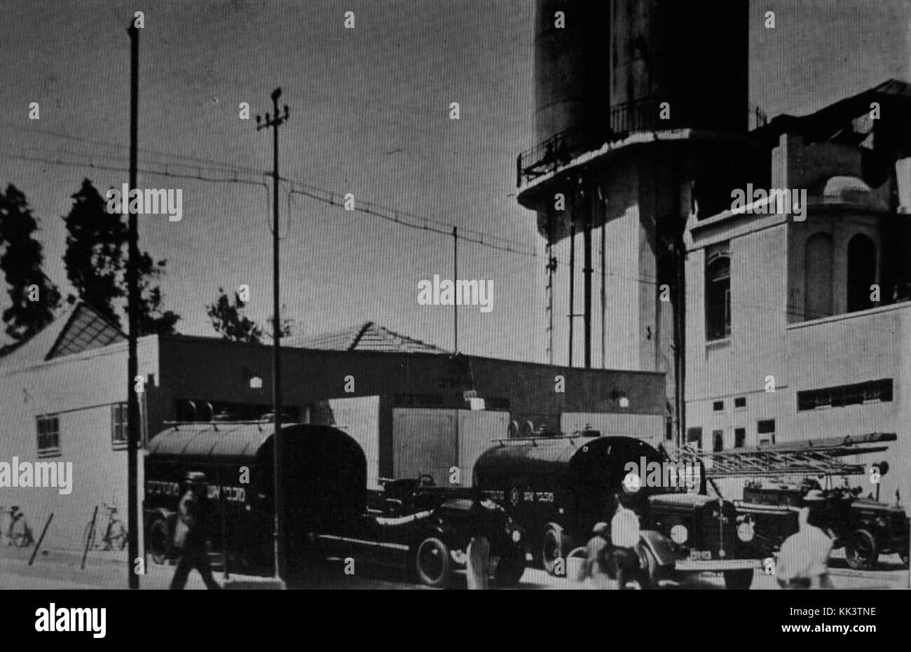 Beit Vaad, ein Gemälde von 1929, fängt den künstlerischen Stil und die Themen seiner Zeit ein. Das Stück spiegelt die kulturelle und soziale Atmosphäre der späten 1920er Jahre wider, die wahrscheinlich mit der Interpretation einer bestimmten Künstlerin verbunden ist. Stockfoto