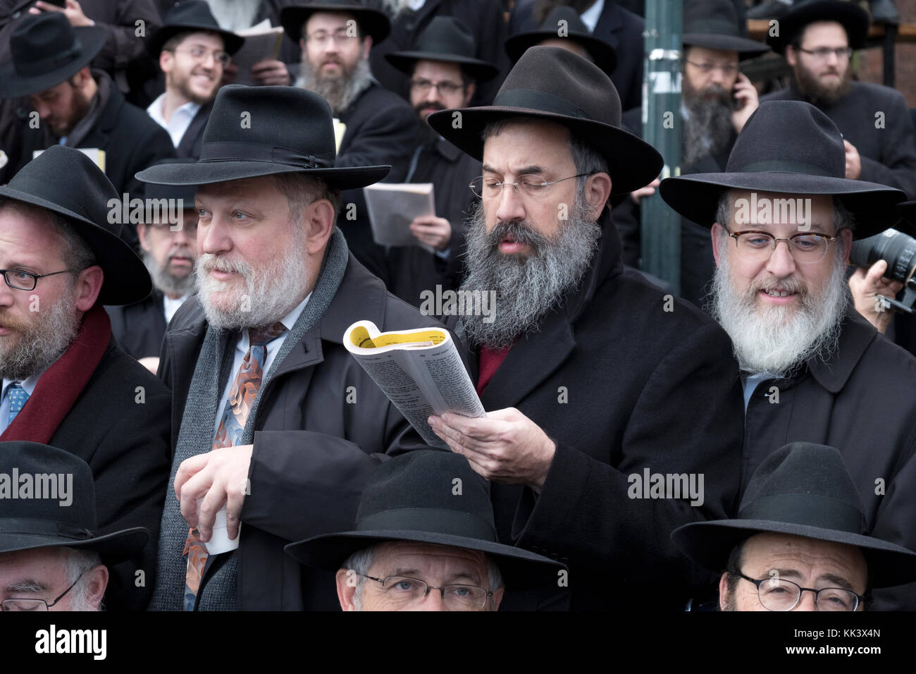 Eine Gruppe von Chabad Lubawitsch Rabbiner bedeuten für die jährliche Gruppenfoto auf der Sitzung der Emissäre in Crown Heights, Brooklyn, New York. Stockfoto