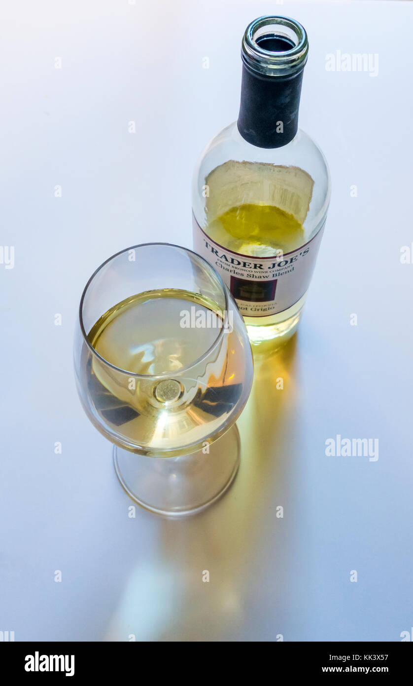 Eine offene Flasche und Glas der Trader Joe Charles Shaw Mischung aus Pinot Grigio - drei - Buck chuck Stockfoto