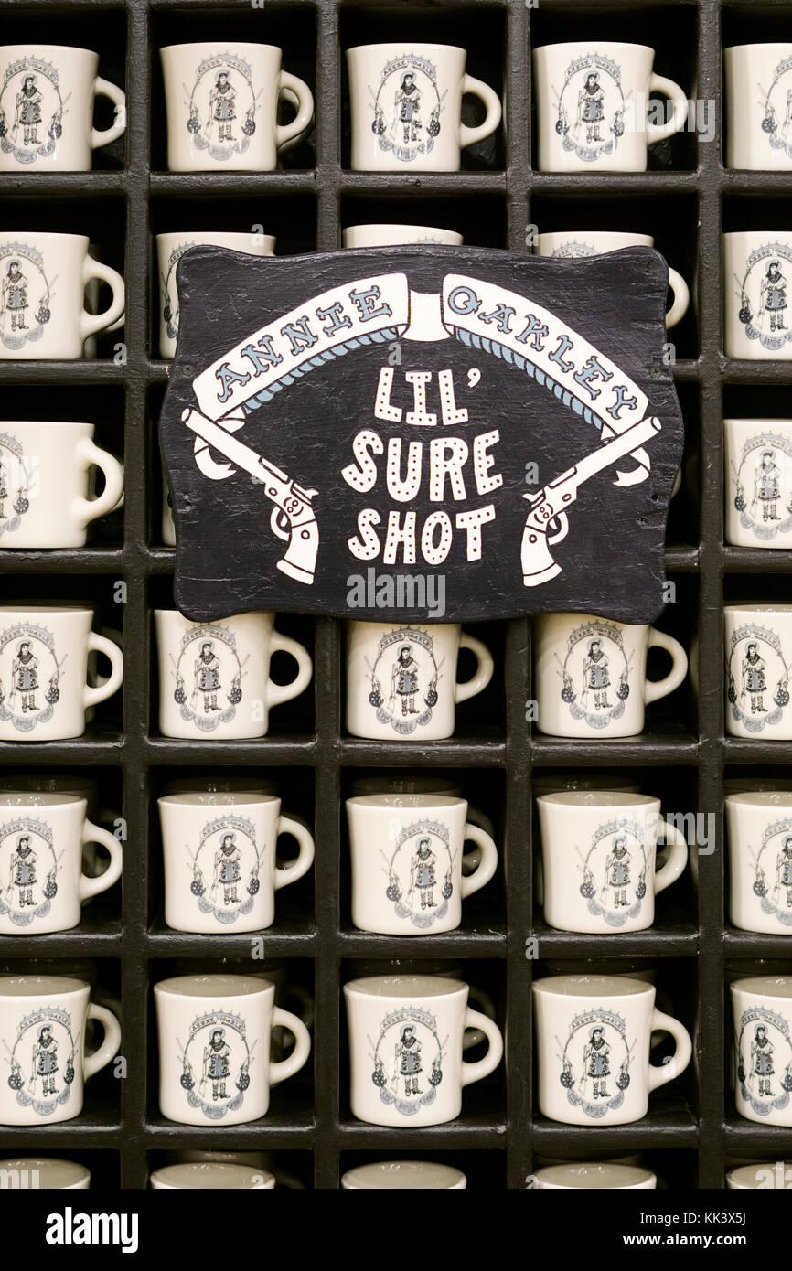 Annie Oakley Lil' Sure Shot Kaffeetassen für Verkauf an Fishs Eddy am Broadway in Manhattan, New York City. Stockfoto