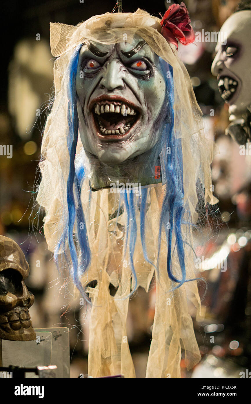 Eine furchterregende Maske für den Verkauf auf dem Halloween Abenteuer in Greenwich Village, Manhattan, New York City. Stockfoto