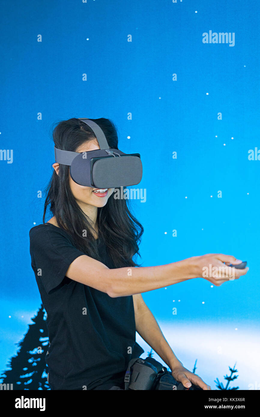 Eine junge asiatische Dame Testen einer Google Daydream Virtual Reality Headset innerhalb des Google pop-up-Store auf der Fifth Avenue in Manhattan, New York City. Stockfoto