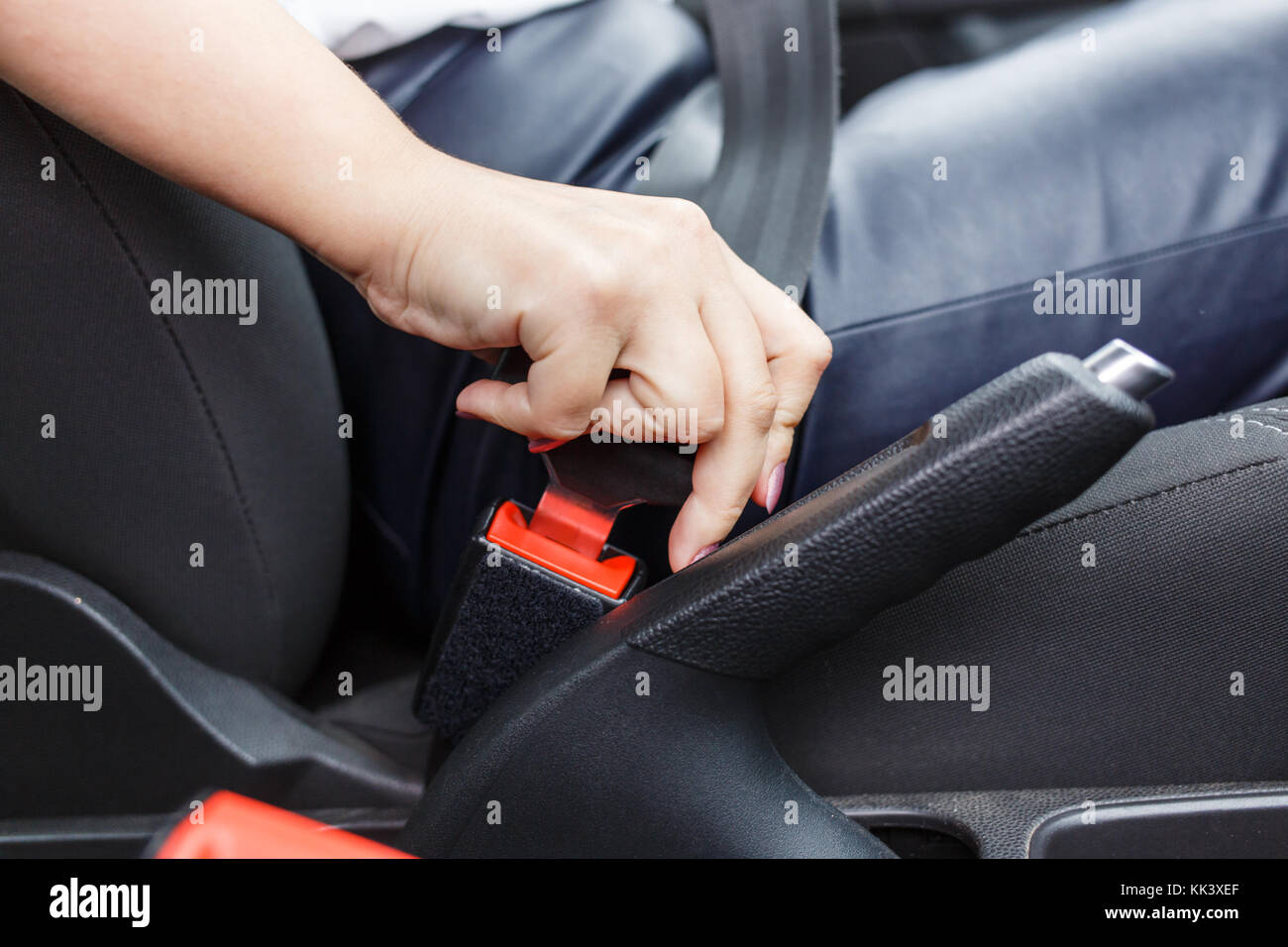 Autofahrer-Sicherheitsgurt Hand Detail Auto befestigen Pkw Fahrer