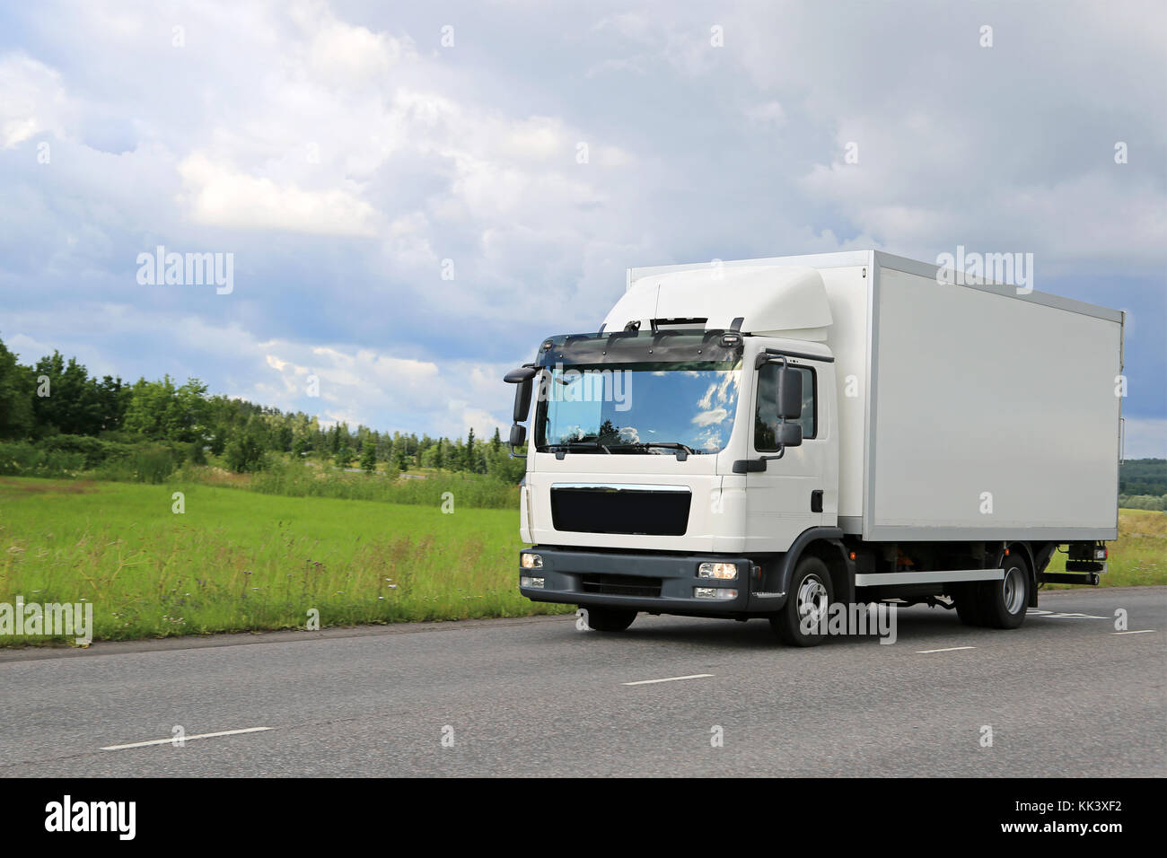 Weiße kommerzielle Auslieferung Stapler fährt auf der Straße. Kopieren Sie Platz auf der linken Seite. Stockfoto