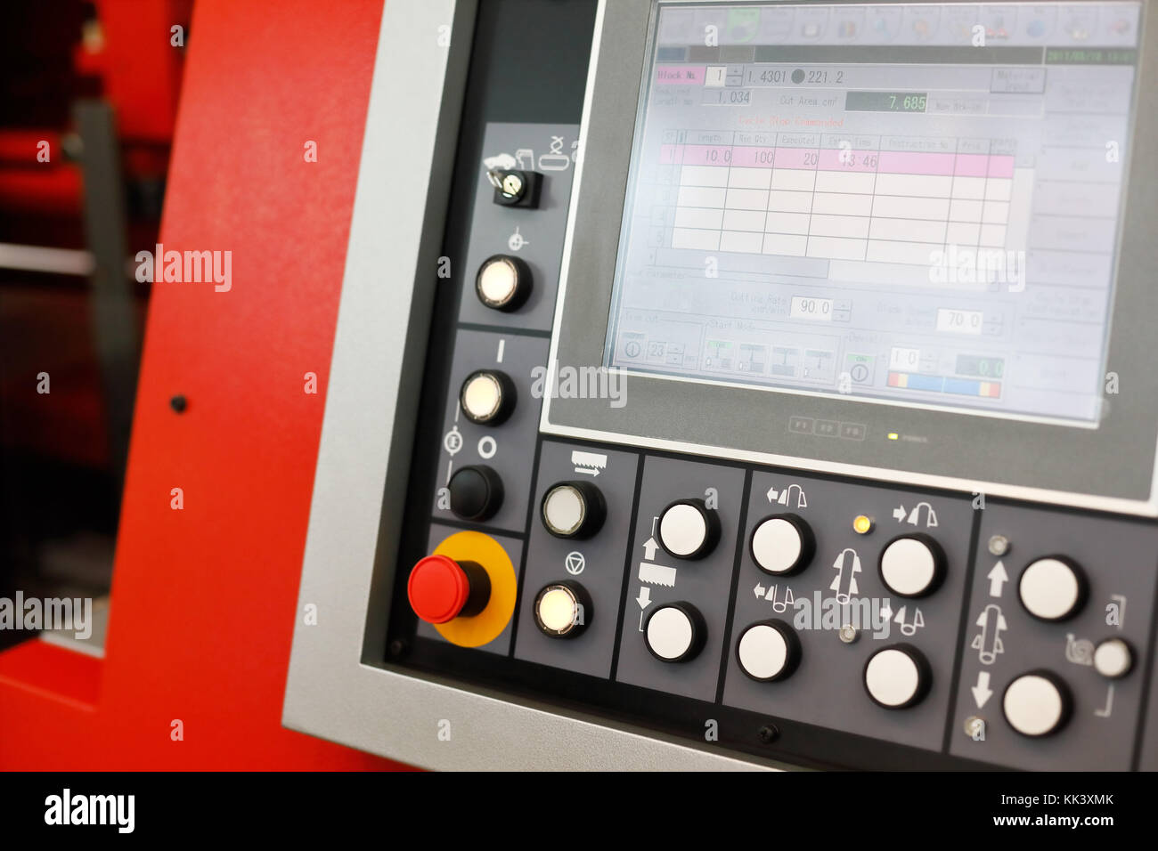 Control Panel des CNC-automatischer Bandsäge Edelstahl Rod Schneidemaschine. Selektive konzentrieren. Stockfoto