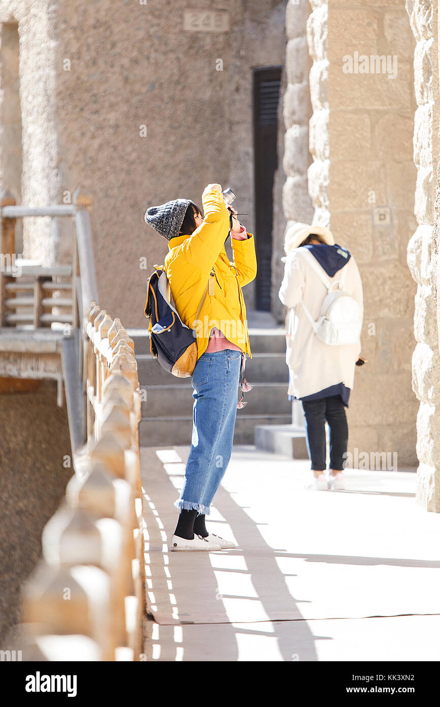 Dunhuang, China - 13. Oktober 2017: Touristisch begeisterte Fotografie der Höhlen von Mogao am 13. Oktober, China. Stockfoto