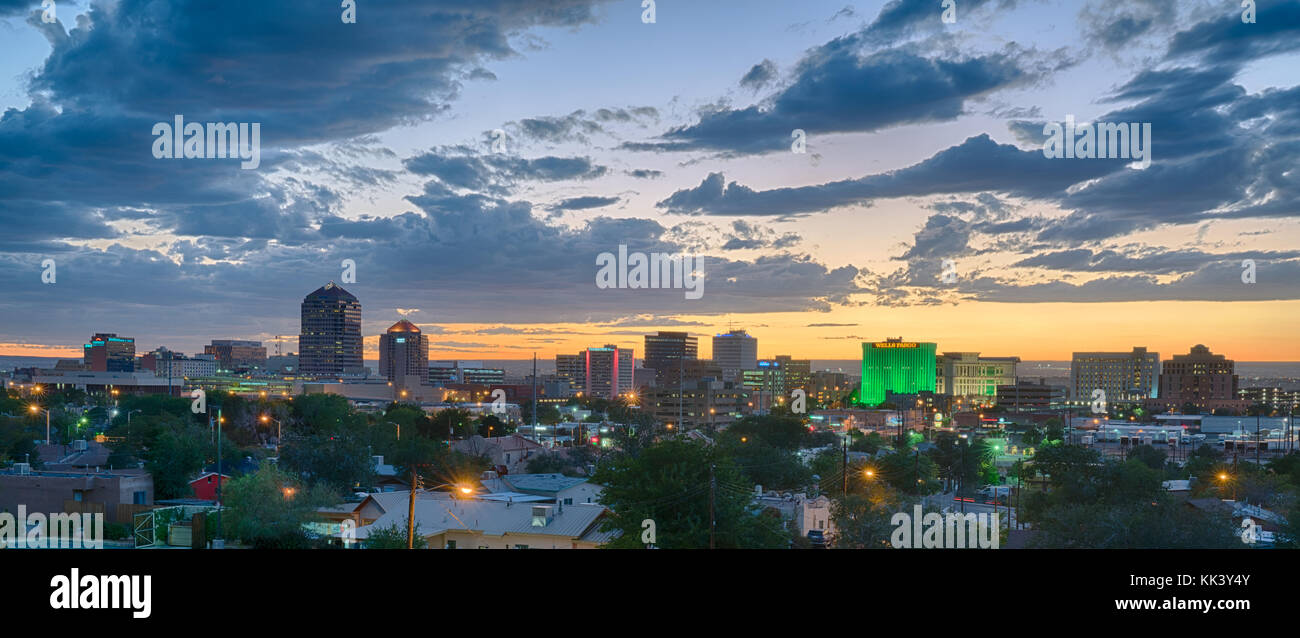 Albuquerque, NM-Oktober 12: Albuquerque, New Mexico Skyline bei Sonnenuntergang am 12. Oktober 2017 Stockfoto