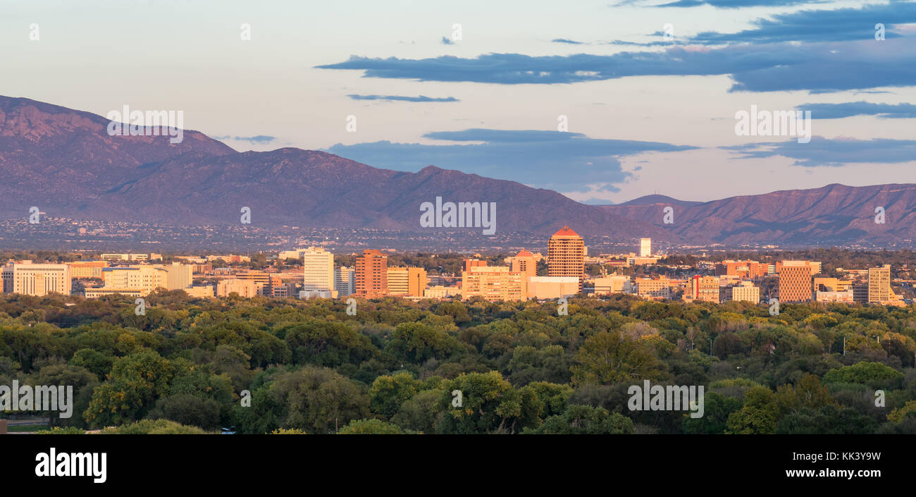 Albuquerque, NM-Oktober 12: Albuquerque, New Mexico Skyline bei Sonnenuntergang am 12. Oktober 2017 Stockfoto