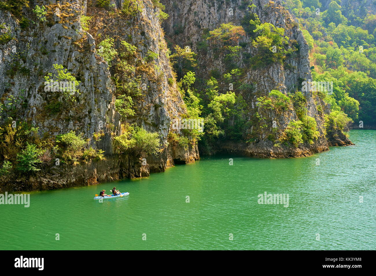 Touristische im Kajak auf dem See, Matka Canyon, Mazedonien Stockfoto