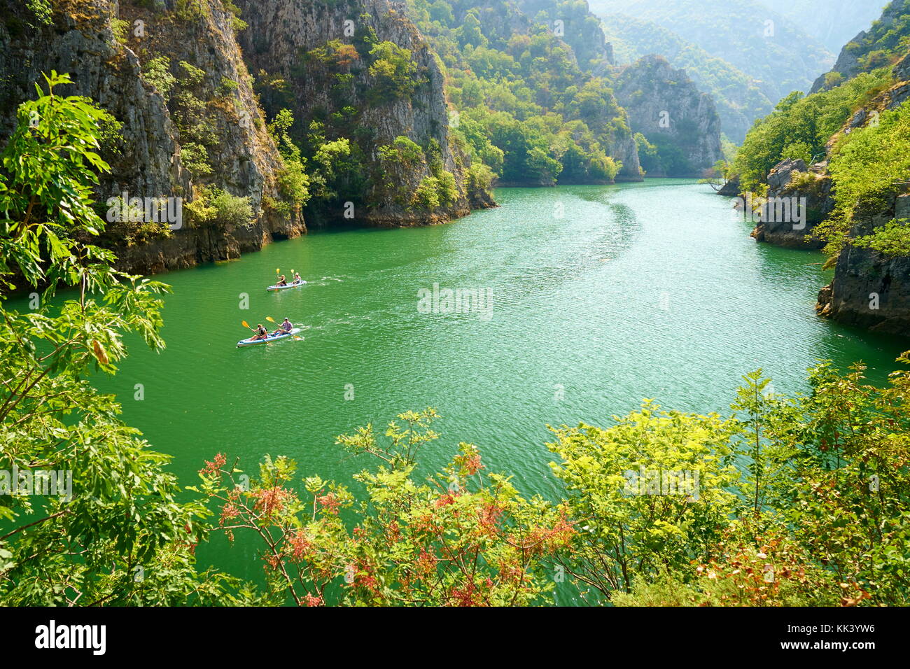 Touristische im Kajak auf dem See, Matka Canyon, Mazedonien Stockfoto