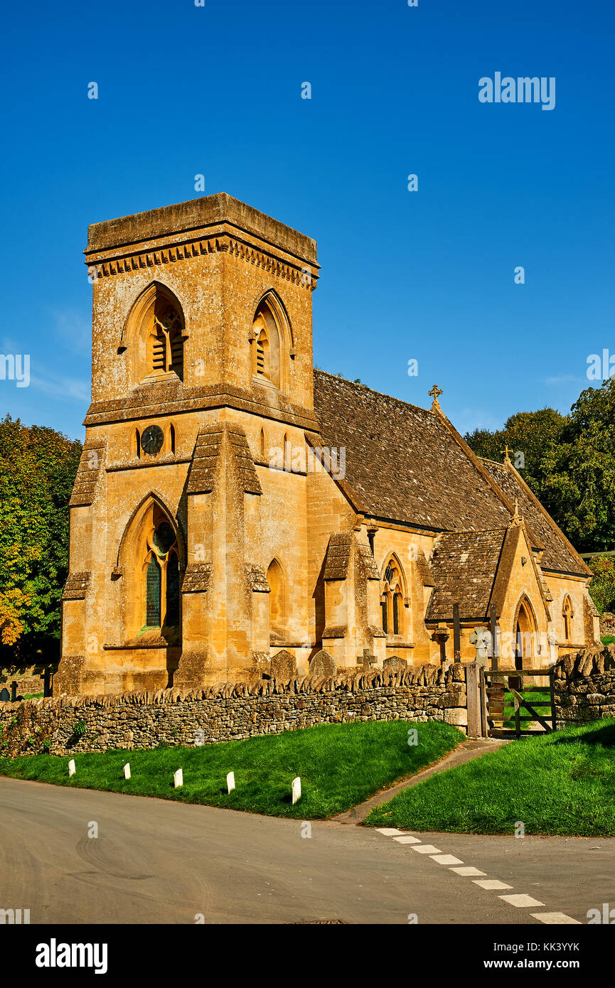 Die kleine Pfarrkirche des hl. Barnabas in der Cotswold Dorf Snowshill am späten Nachmittag Stockfoto