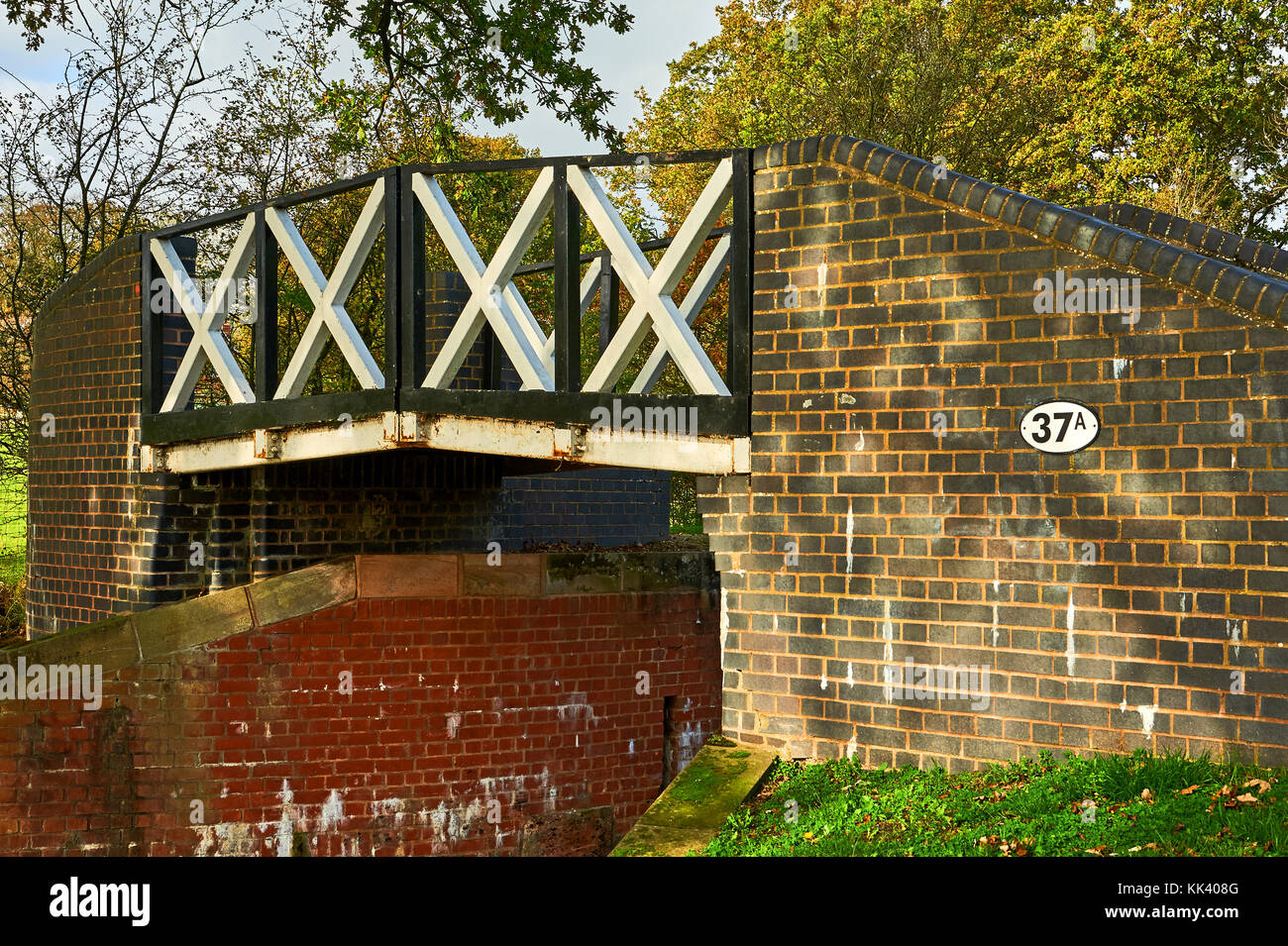 Geteilte Brücke über den Stratford-upon-Avon Kanal, in der Nähe von Kingswood Kreuzung Lapworth, Warwickshire Stockfoto