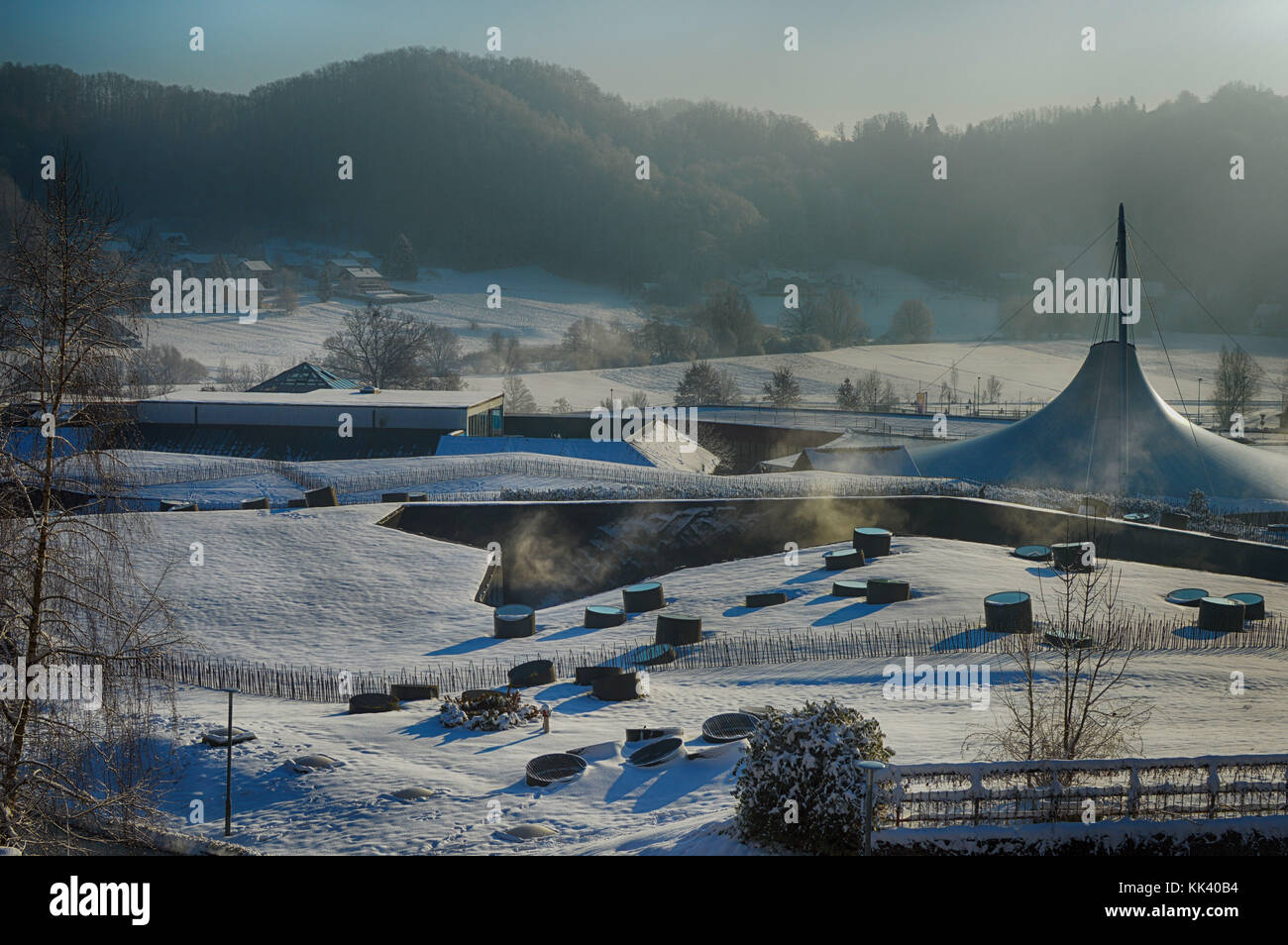 Terme Olimia unter dem Schnee, beste Kurort von Slowenien, Blick vom Balkon eines Zimmers im Hotel Sotelia, Potčertrtek, Slowenien Stockfoto