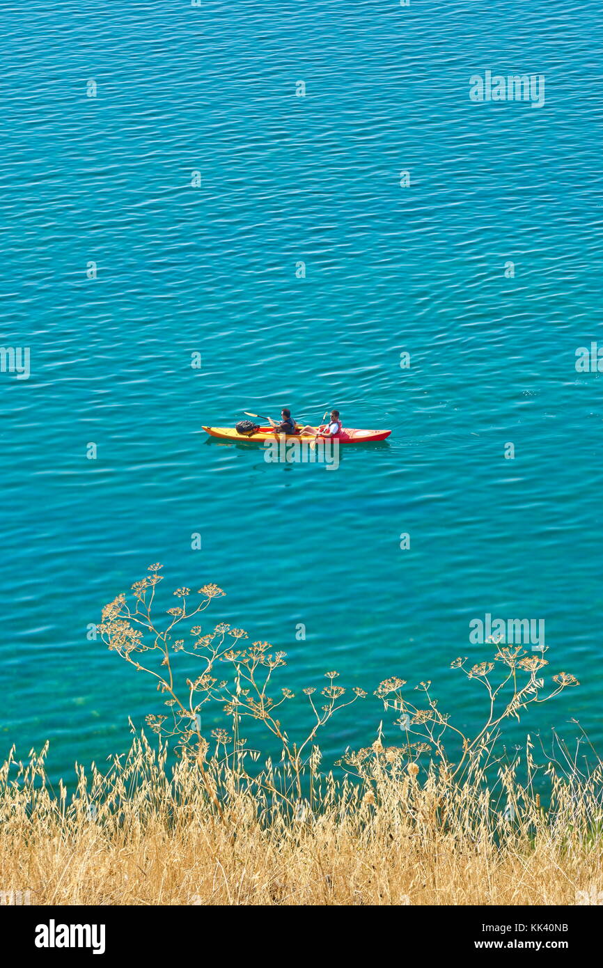 Touristische Kajak auf dem Ohrid-see, Republik Mazedonien, Balkan Stockfoto