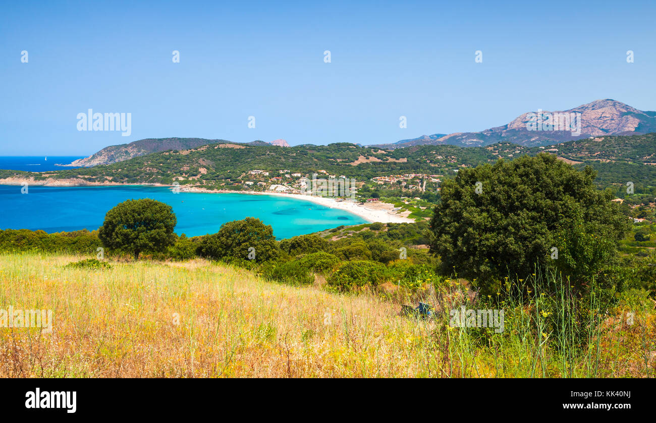Sommer Küstenlandschaft von Korsika. Kleine azurblauen Bucht mit Sandstrand. piana Region, Frankreich Stockfoto