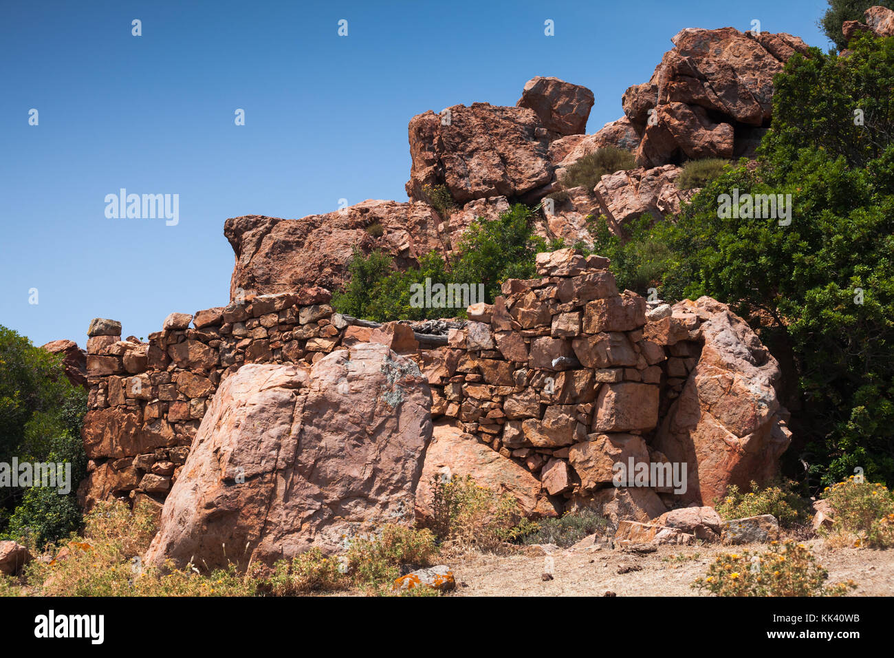 Steinerne Ruinen in den Bergen. Landschaft von Piana Region Süd Korsika, Frankreich Stockfoto