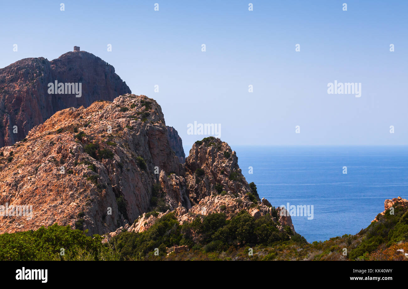 Landschaft der französischen Mittelmeerinsel Korsika. Corse-du-Sud, Piana region, Turm auf dem Felsen Stockfoto
