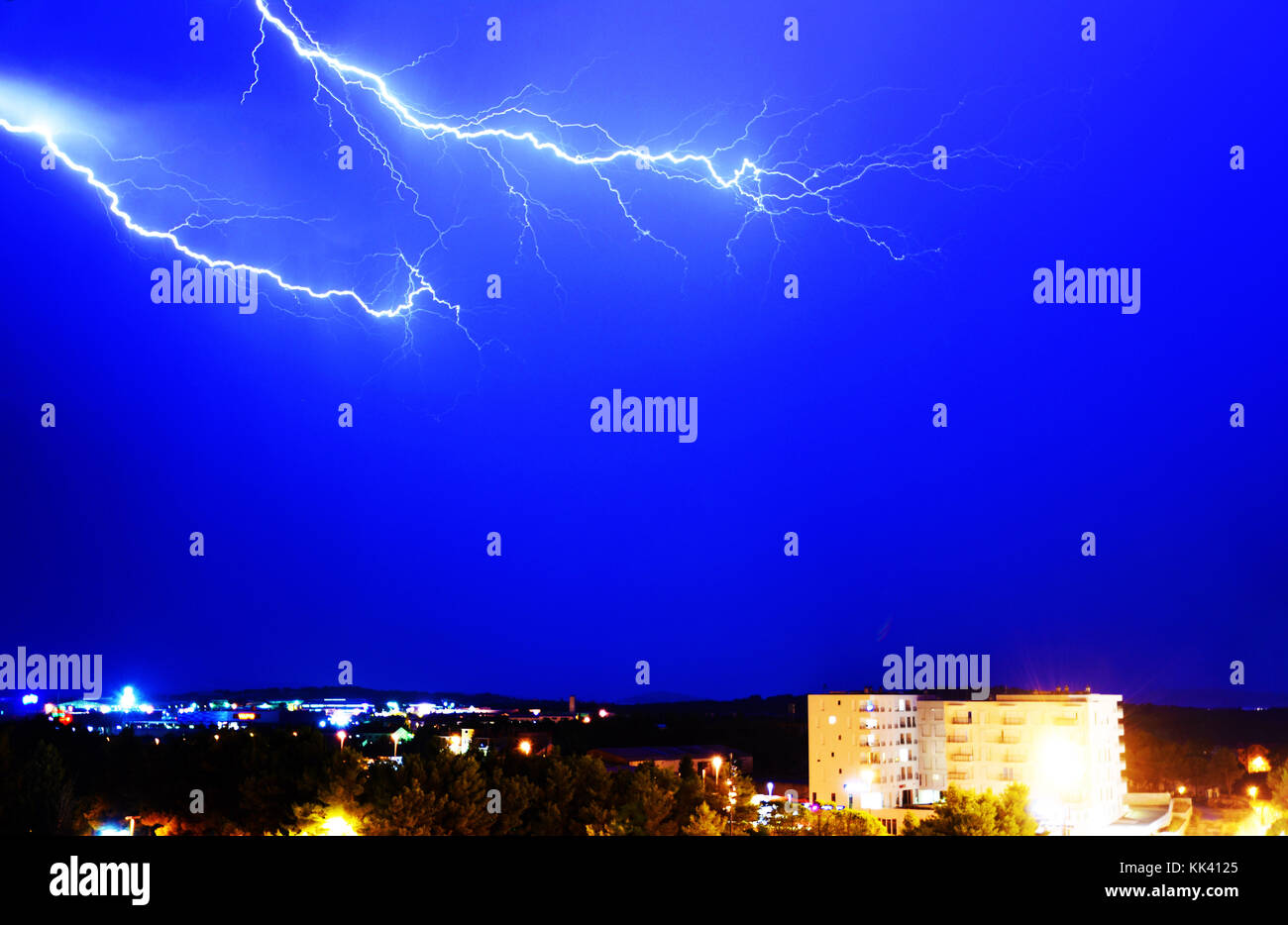 Twin Blitz während einem Sommer Sturm, Sibenik Kroatien Stockfoto