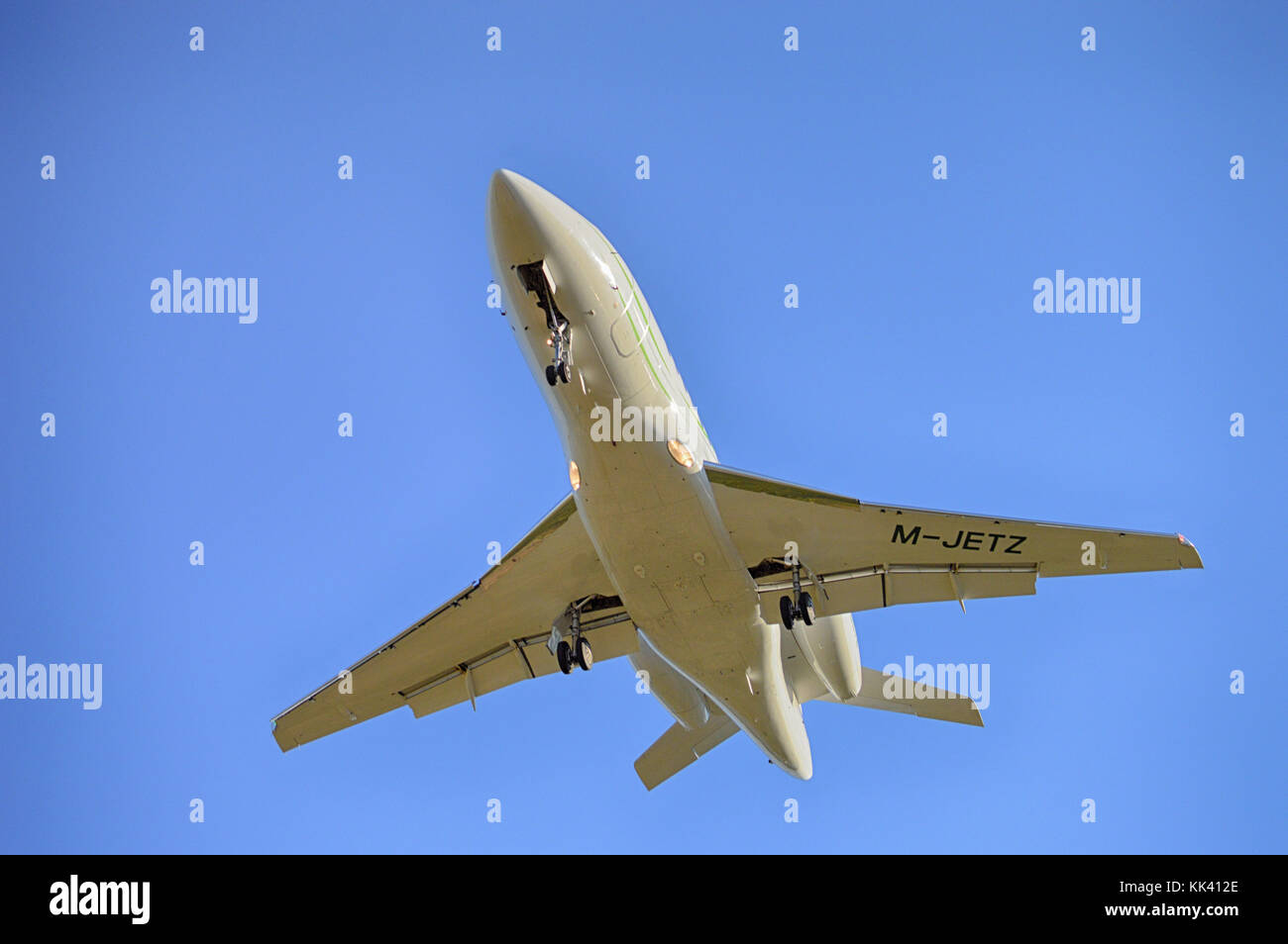 M-JETZ Dassault Falcon 2000EX, der auf der abschließenden LDSP RWY 05, Split Kastela Flughafen, Kroatien Stockfoto