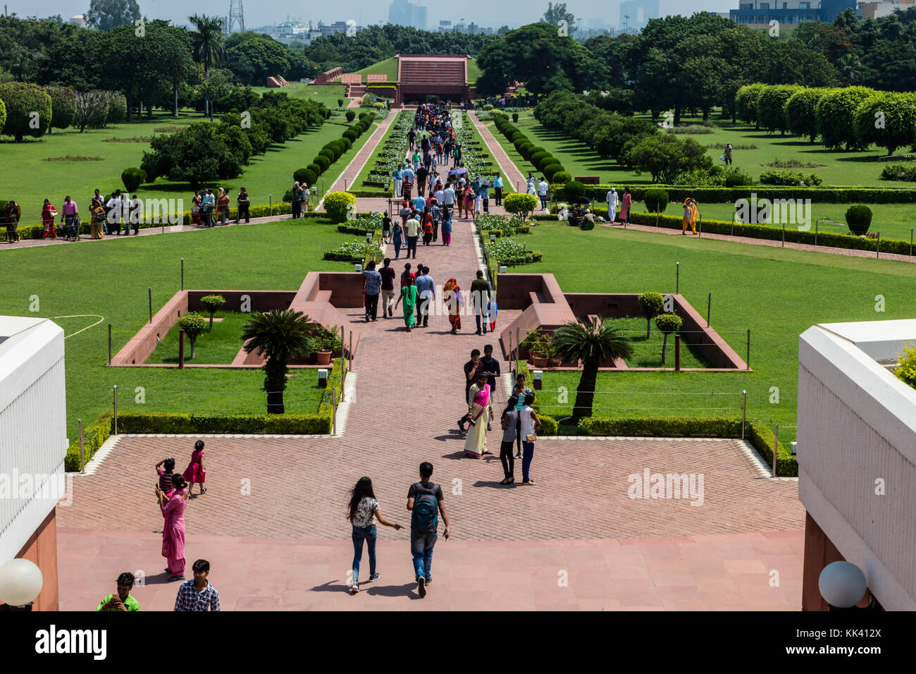 Touristen besuchen den wunderschönen LOTUS-TEMPEL, der von Anhängern des BAHA'i-GLAUBENS erbaut wurde - NEU-DELHI, INDIEN Stockfoto