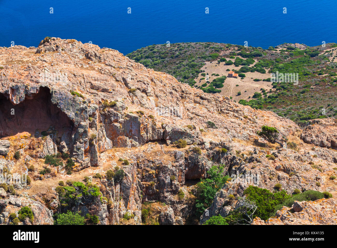 Corse-du-Sud Natur. südlichen Region der Insel Korsika, Frankreich. Landschaft von Piana Bezirk mit Grotte in den Rocky Mountains. Stockfoto