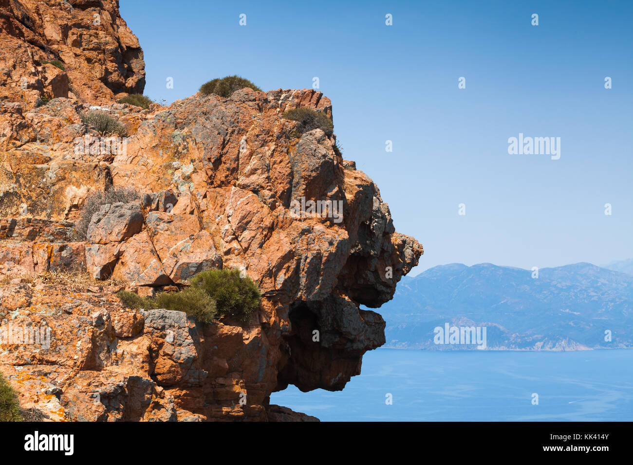 Gesicht geformten Felsen an der Küste von Korsika Insel. Sicht der Capo Rosso, Piana region Stockfoto