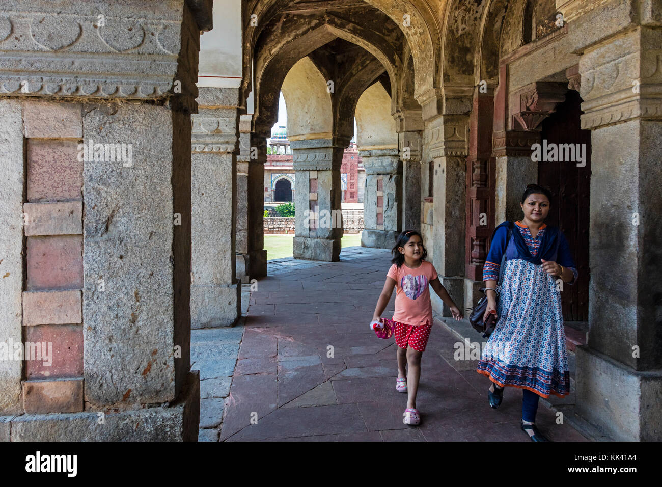 Das Grab von ISA KHAN NIYAZI wurde 1547 v. Chr. erbaut und ist Teil des HUMAYUN GRABKOMPLEXES - NEU-DELHI, INDIEN Stockfoto