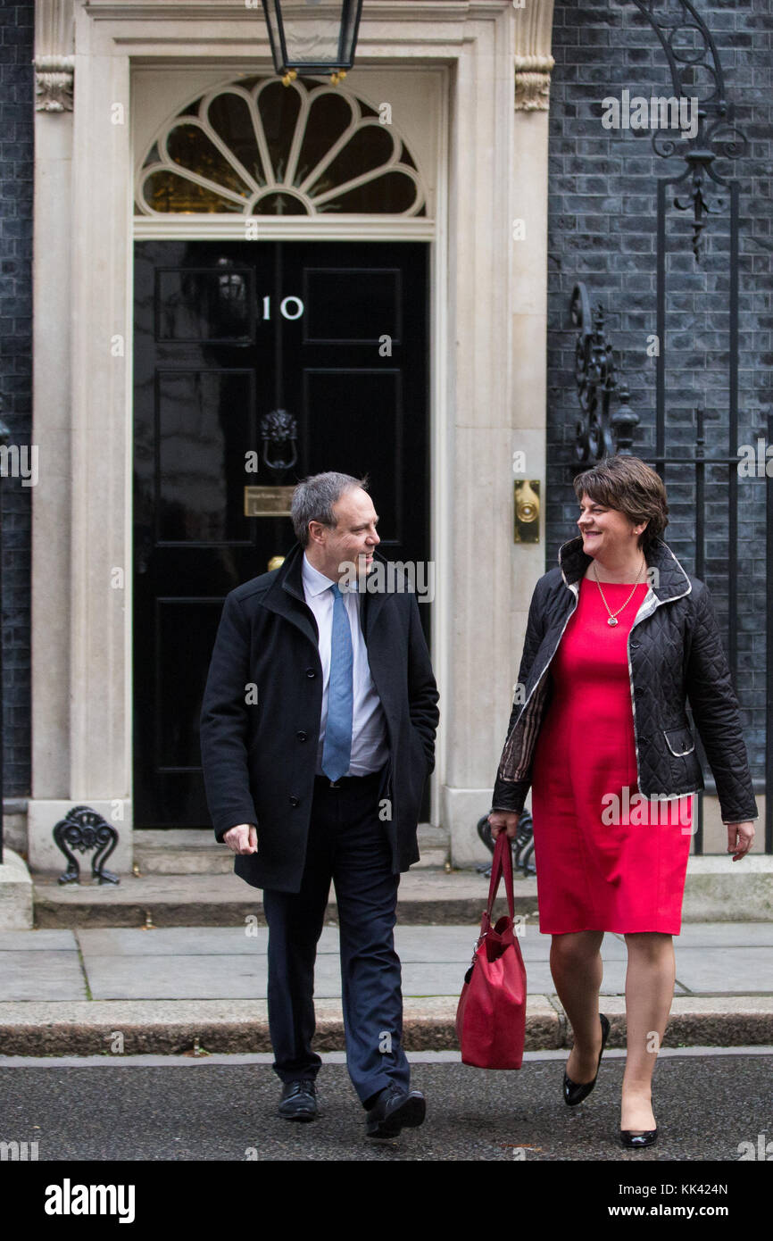 London, Großbritannien. 21. November 2017. DUP-Chef arlene Foster und Nigel Dodds 10 Downing Street nach einem Treffen mit Premierminister Theresa hinterlassen kann. Stockfoto