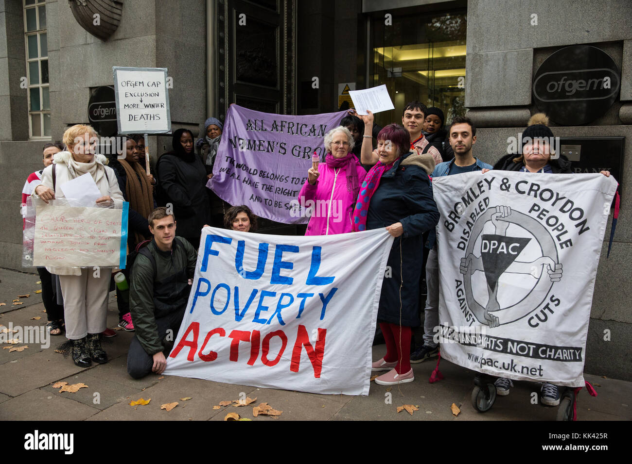 London, Großbritannien. 21. November 2017. Die Aktivisten von der Armut Aktion und behinderte Menschen gegen Sozialabbau ein Schreiben an ofgem verlangt, dass eine Kappe mo liefern Stockfoto