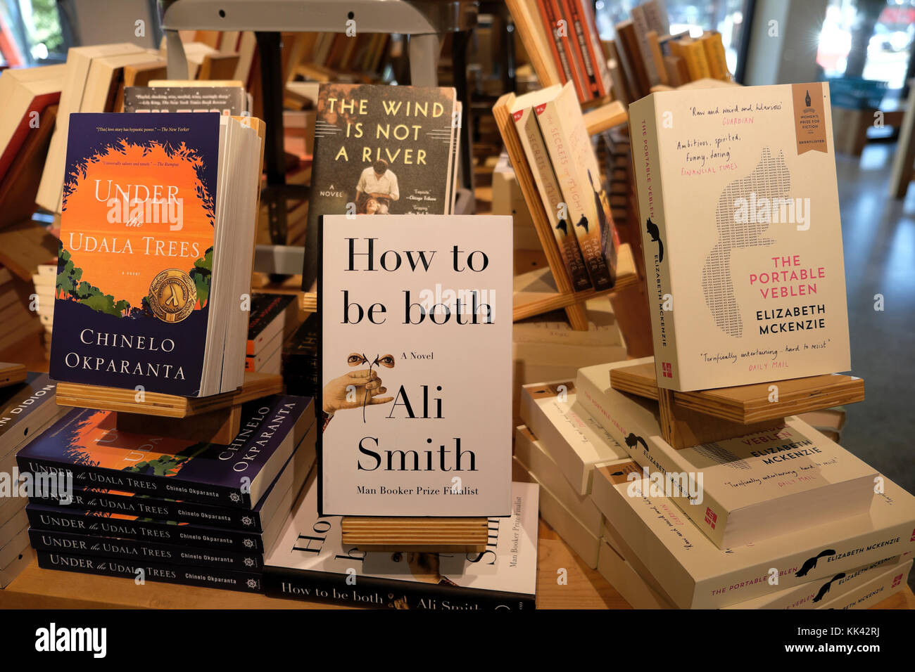 Anzeige der Bücher auf dem Tisch bei Powells Buchhandlung Wie Sie beide werden von Ali Smith, der tragbare Veblen & Unter dem udala Bäume Portland Oregon USA Stockfoto