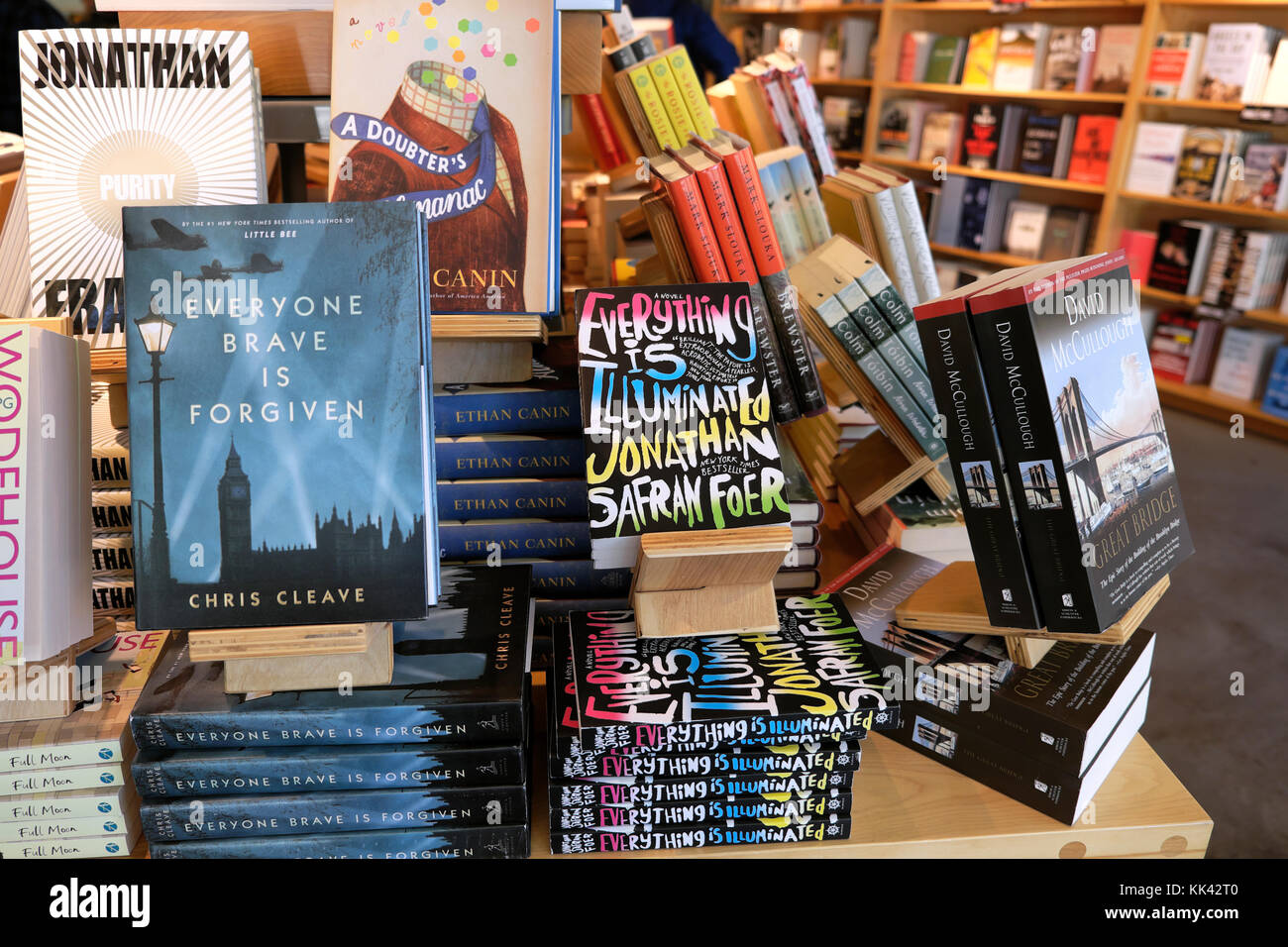 Anzeige der Bücher auf dem Tisch bei Powells Books einschließlich Jonathan Safran Foer "Alles ist erleuchtet" & Chris Cleave "Jeder Brave ist vergeben" Stockfoto