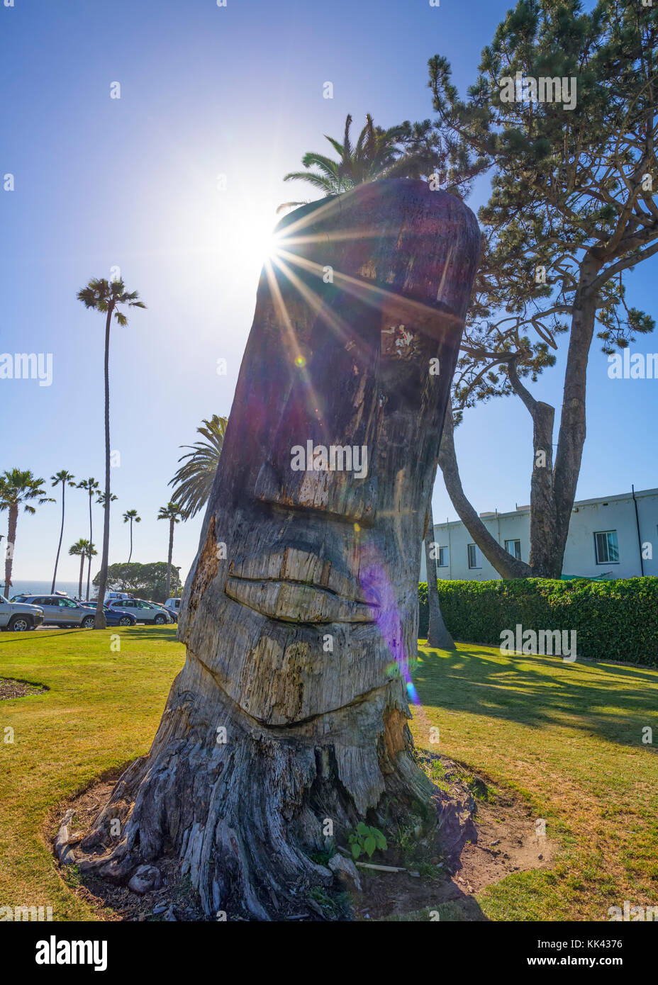 Tiki Kopf Holzschnitzerei an Swamis Strand Parkplatz. Encinitas, Kalifornien, USA. Stockfoto