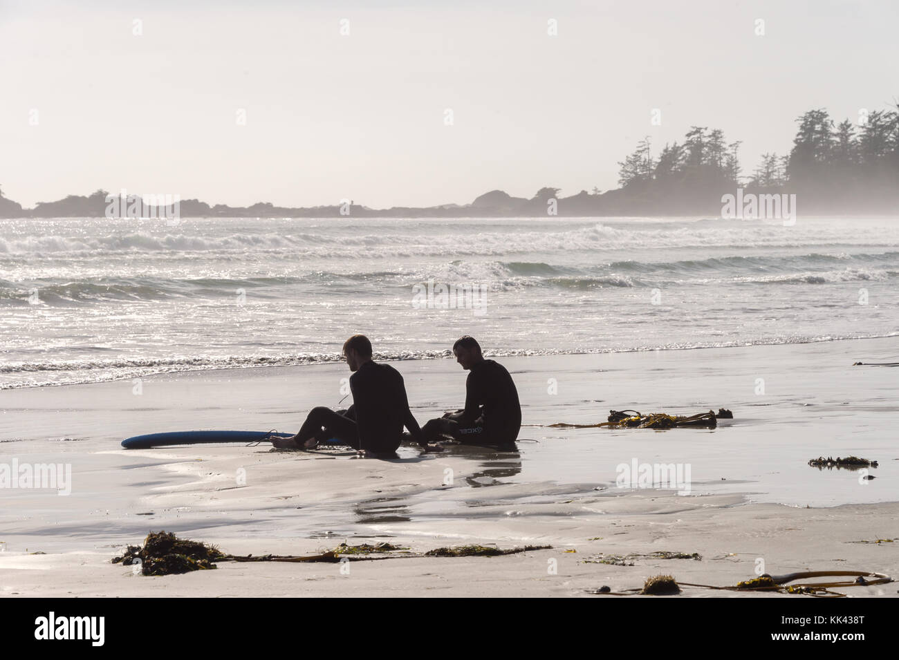 Zwei Surfer am Chesterman Strand in der Nähe von Tofino, BC, Kanada (September 2017) Stockfoto