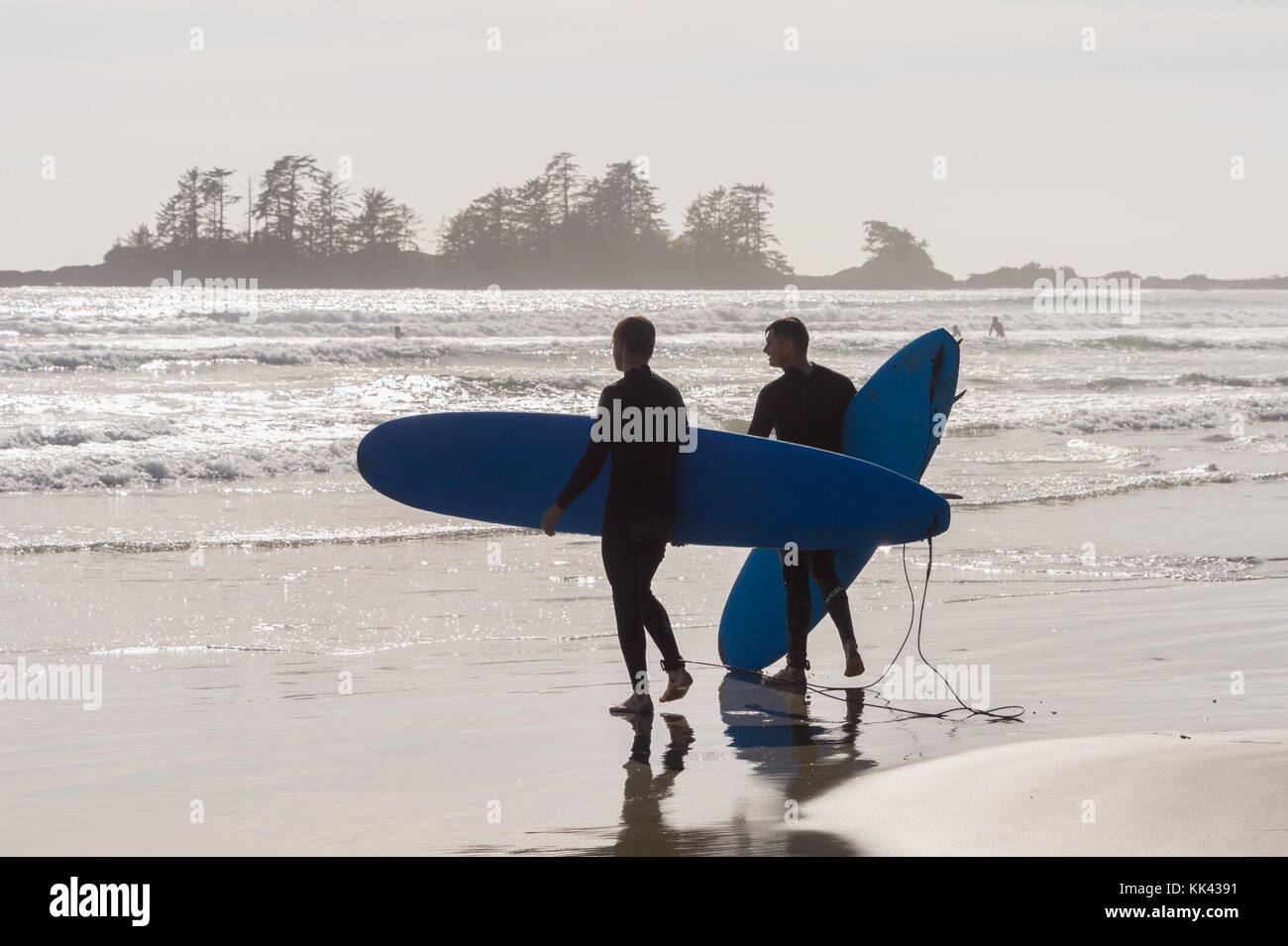 Surfer auf Chesterman Beach in der Nähe von Tofino, BC, Kanada (September 2017) Stockfoto