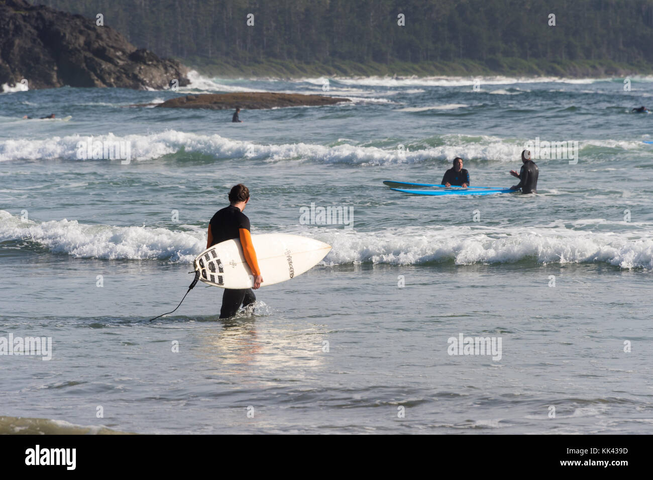 Chesterman Strand in der Nähe von Tofino, BC, Kanada (September 2017) - Mann mit Surfbrett. Stockfoto
