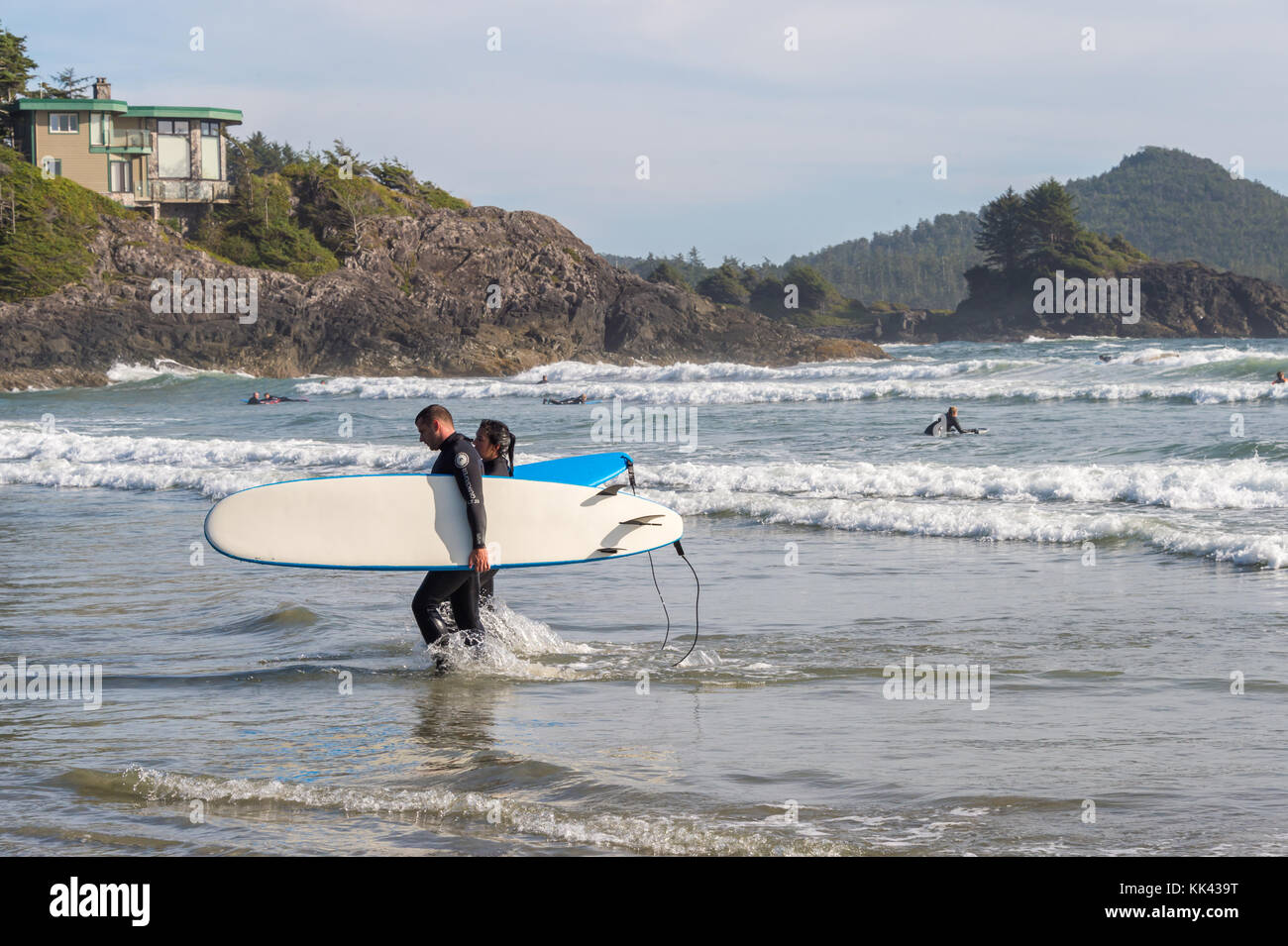 Surfer auf Chesterman Beach in der Nähe von Tofino, BC, Kanada (September 2017) Stockfoto