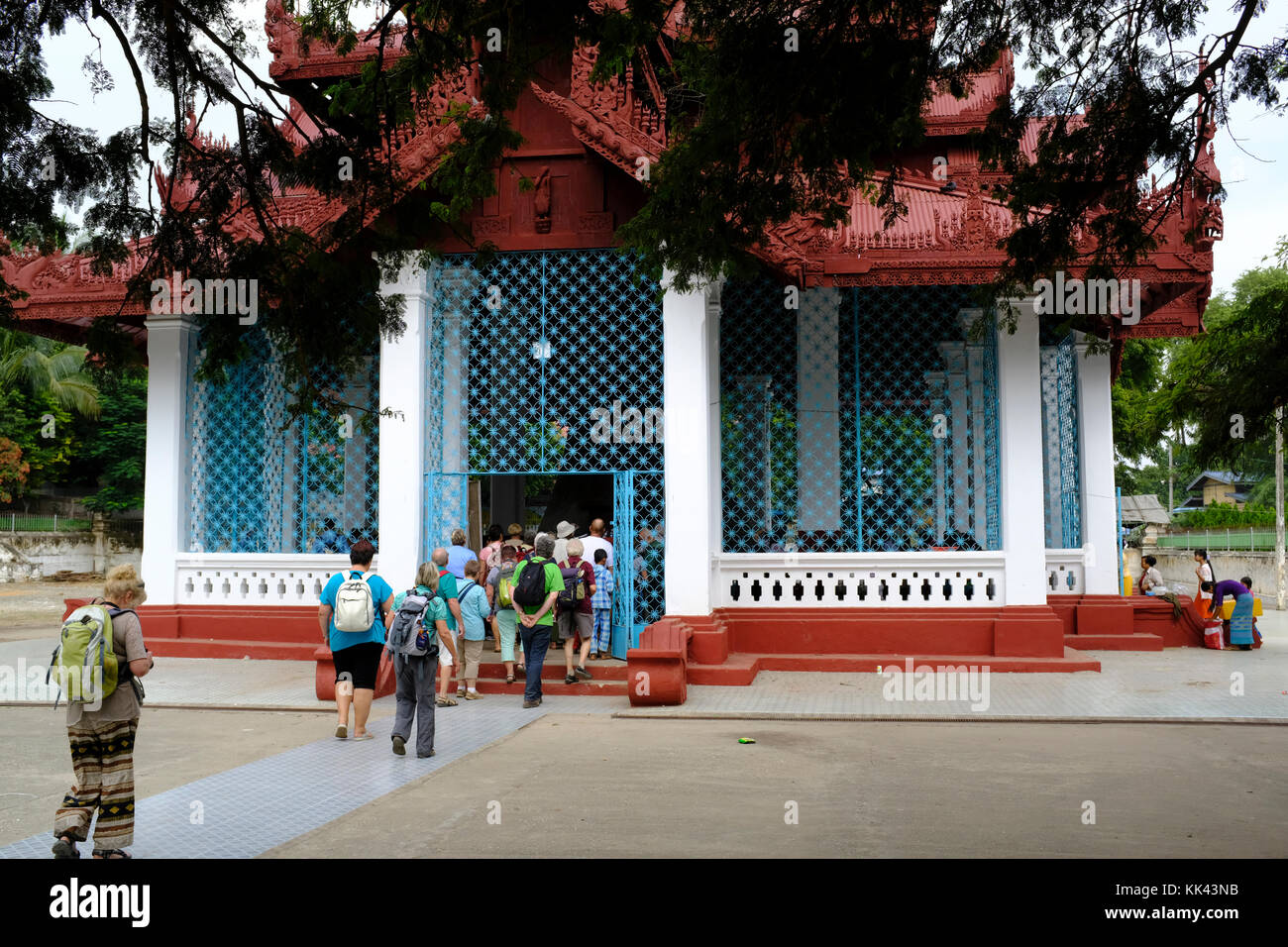 Gebäude, in dem sich die weltweit größte Glocke in Mandalay, Myanmar Stockfoto