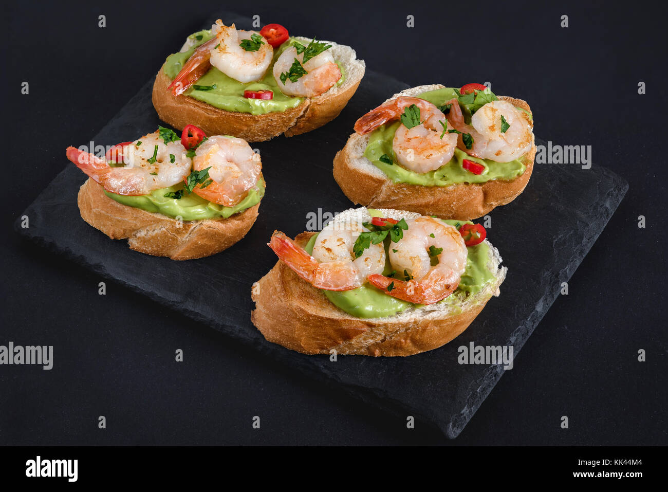 Bruschetta italienische Snacks Sandwiches mit Avocadocreme und Garnelen ...