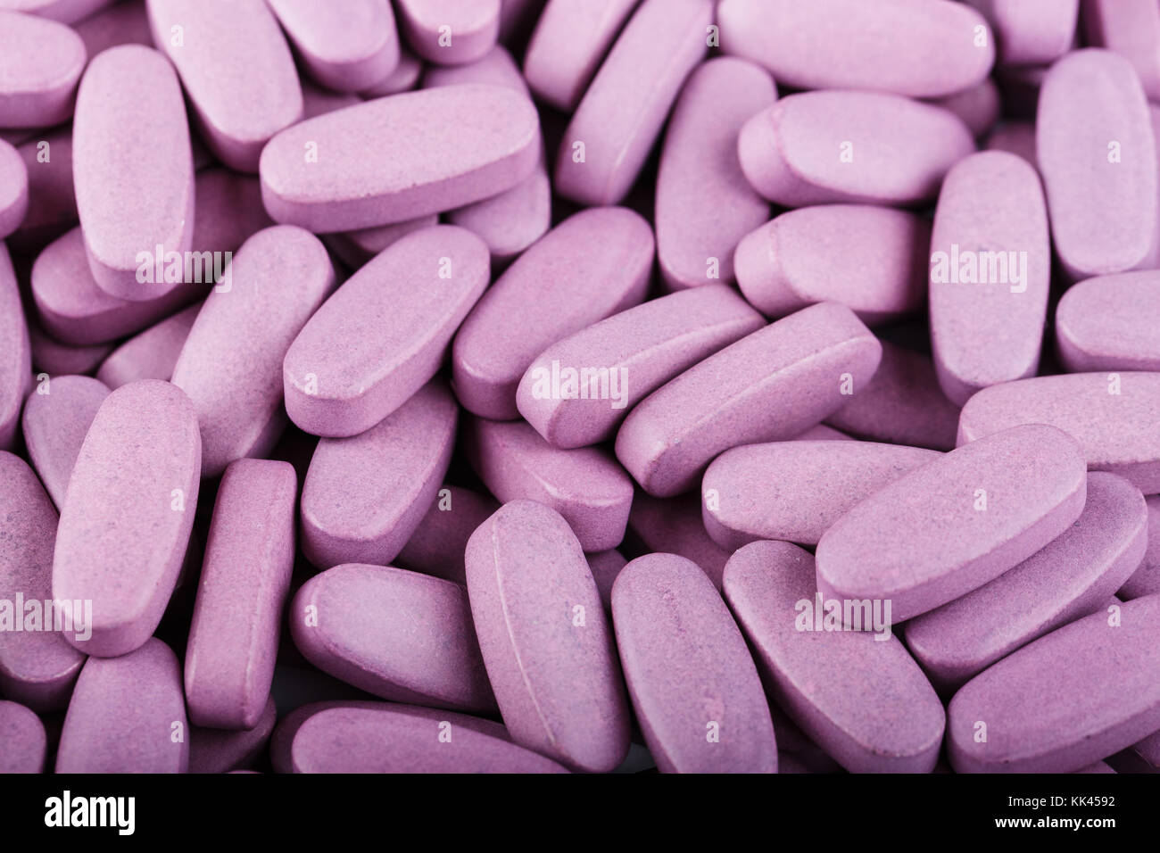 Viele große rosa Tabletten sind als Hintergrund verstreut Stockfotografie -  Alamy