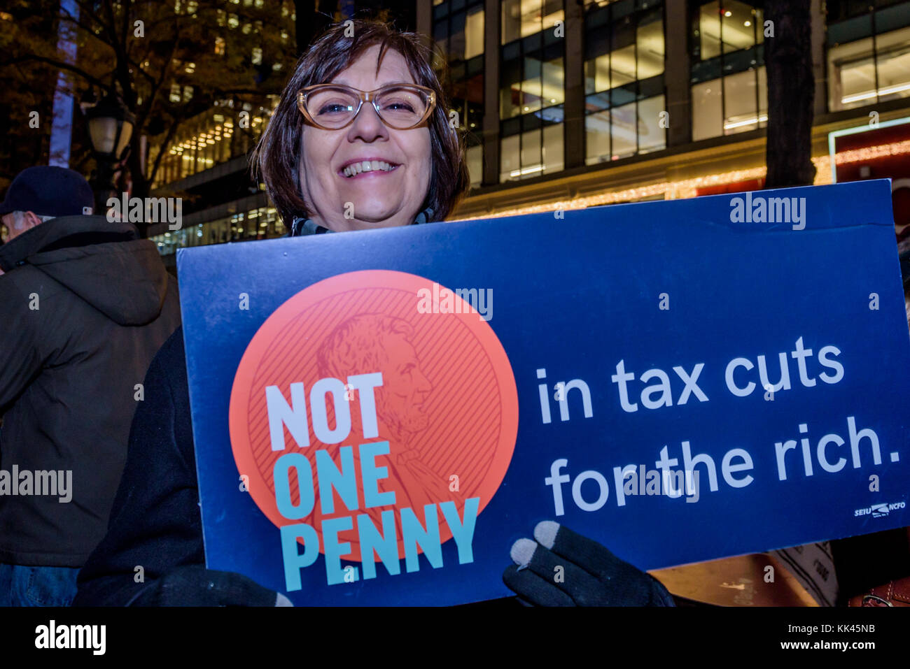 New York, Usa. November 2017. Über hundert Demonstranten trafen sich am 27. November 2017 am Greeley Square in Midtown Manhattan und marschierten entlang der 34th Street hinter einem nicht-einen Penny von Steuersenkungen für das reiche Banner, mit Steuerschurken, Nicht ein Penny Zeichen und riesige Kontrollen von Medicaid oder Medicare an Milliardäre oder Konzerne, um das Bewusstsein für den unverantwortlichen Steuerplan, der Medicare senkt und erhöht die Gesundheitskosten für ältere New Yorker. Quelle: Erik McGregor/Pacific Press/Alamy Live News Stockfoto New York, Usa. November 2017. Über hundert Demonstranten trafen sich am 27. November 2017 am Greeley Square in Midtown Manhattan und marschierten entlang der 34th Street hinter einem nicht-einen Penny von Steuersenkungen für das reiche Banner, mit Steuerschurken, Nicht ein Penny Zeichen und riesige Kontrollen von Medicaid oder Medicare an Milliardäre oder Konzerne, um das Bewusstsein für den unverantwortlichen Steuerplan, der Medicare senkt und erhöht die Gesundheitskosten für ältere New Yorker. Quelle: Erik McGregor/Pacific Press/Alamy Live News Stockfoto