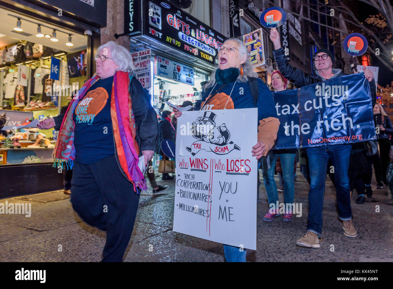 New York, Usa. November 2017. Über hundert Demonstranten trafen sich am 27. November 2017 am Greeley Square in Midtown Manhattan und marschierten entlang der 34th Street hinter einem nicht-einen Penny von Steuersenkungen für das reiche Banner, mit Steuerschurken, Nicht ein Penny Zeichen und riesige Kontrollen von Medicaid oder Medicare an Milliardäre oder Konzerne, um das Bewusstsein für den unverantwortlichen Steuerplan, der Medicare senkt und erhöht die Gesundheitskosten für ältere New Yorker. Quelle: Erik McGregor/Pacific Press/Alamy Live News Stockfoto New York, Usa. November 2017. Über hundert Demonstranten trafen sich am 27. November 2017 am Greeley Square in Midtown Manhattan und marschierten entlang der 34th Street hinter einem nicht-einen Penny von Steuersenkungen für das reiche Banner, mit Steuerschurken, Nicht ein Penny Zeichen und riesige Kontrollen von Medicaid oder Medicare an Milliardäre oder Konzerne, um das Bewusstsein für den unverantwortlichen Steuerplan, der Medicare senkt und erhöht die Gesundheitskosten für ältere New Yorker. Quelle: Erik McGregor/Pacific Press/Alamy Live News Stockfoto