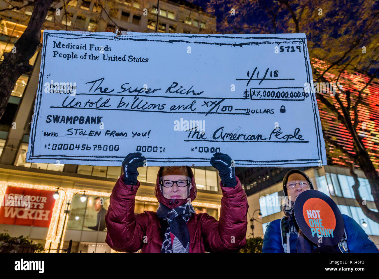 New York, Usa. November 2017. Über hundert Demonstranten trafen sich am 27. November 2017 am Greeley Square in Midtown Manhattan und marschierten entlang der 34th Street hinter einem nicht-einen Penny von Steuersenkungen für das reiche Banner, mit Steuerschurken, Nicht ein Penny Zeichen und riesige Kontrollen von Medicaid oder Medicare an Milliardäre oder Konzerne, um das Bewusstsein für den unverantwortlichen Steuerplan, der Medicare senkt und erhöht die Gesundheitskosten für ältere New Yorker. Quelle: Erik McGregor/Pacific Press/Alamy Live News Stockfoto New York, Usa. November 2017. Über hundert Demonstranten trafen sich am 27. November 2017 am Greeley Square in Midtown Manhattan und marschierten entlang der 34th Street hinter einem nicht-einen Penny von Steuersenkungen für das reiche Banner, mit Steuerschurken, Nicht ein Penny Zeichen und riesige Kontrollen von Medicaid oder Medicare an Milliardäre oder Konzerne, um das Bewusstsein für den unverantwortlichen Steuerplan, der Medicare senkt und erhöht die Gesundheitskosten für ältere New Yorker. Quelle: Erik McGregor/Pacific Press/Alamy Live News Stockfoto